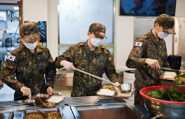 6월 공군 3여단 8978부대원들이 자율배식으로 식판에 음식을 담고 있다. 국방부 제공
