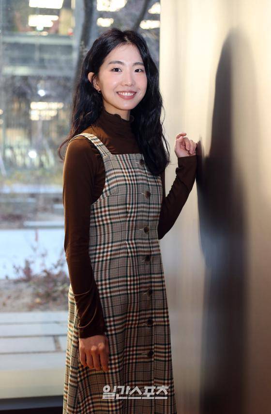 배우 조인이 13일 오후 서울 마포구 상암동 JTBC에서 일간스포츠와 '직격인터뷰'를 진행했다. 조인이 인터뷰에 앞서 진행된 포토타임에서 포즈를 취하고 있다. 조인은 올해 지상파 데뷔작인 SBS 드라마 ‘모범택시’에서 첫 의뢰인 마리아 역으로 분해 사건의 중심에서 활약며 이름을 알렸고 지난 10일 방영된 KBS 드라마 스페셜 2021 단막극 ‘셋’에서 과거의 상처를 지우고 새 인생을 찾고 싶은 ‘강보리’를 연기하며 시청자들에게 울림을 전했다. 김진경 기자 kim.jinkyung@joongang.co,kr/2021.12.13/