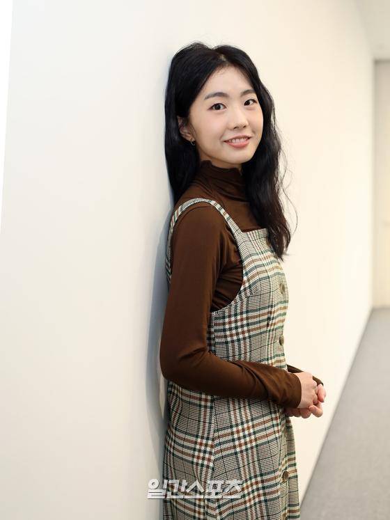 배우 조인이 13일 오후 서울 마포구 상암동 JTBC에서 일간스포츠와 '직격인터뷰'를 진행했다. 조인이 인터뷰에 앞서 진행된 포토타임에서 포즈를 취하고 있다. 조인은 올해 지상파 데뷔작인 SBS 드라마 ‘모범택시’에서 첫 의뢰인 마리아 역으로 분해 사건의 중심에서 활약며 이름을 알렸고 지난 10일 방영된 KBS 드라마 스페셜 2021 단막극 ‘셋’에서 과거의 상처를 지우고 새 인생을 찾고 싶은 ‘강보리’를 연기하며 시청자들에게 울림을 전했다. 김진경 기자 kim.jinkyung@joongang.co,kr/2021.12.13/