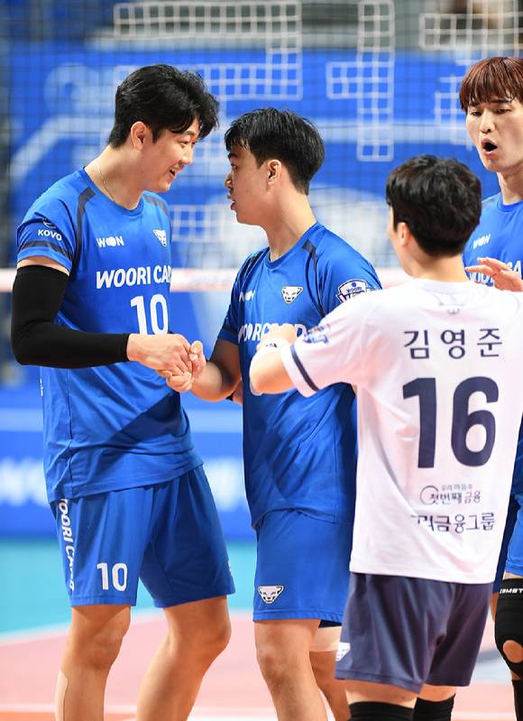 우리카드 나경복(왼쪽부터) 하승우, 김영준, 최석기가 14일 현대캐피탈과 홈 경기 도중 공격 성공 후 환호하고 있다. [사진=한국배구연맹(KOVO)]