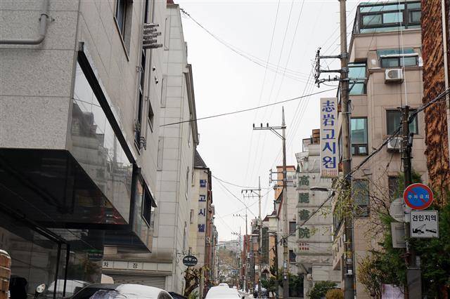다세대주택, 전문화된 고시원, 필로티로 띄어진 원룸빌딩 등이 혼재된 대학동 고시촌 골목의 풍경. 연합뉴스
