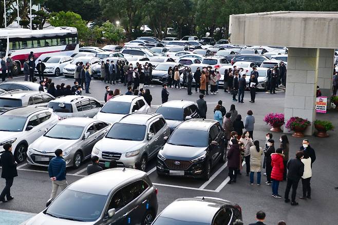 14일 오후 제주 인근 해역에서 규모 4.9 지진이 발생한 뒤 제주도교육청 공무원들이 건물 밖으로 나와 있다. 제주도교육청 제공