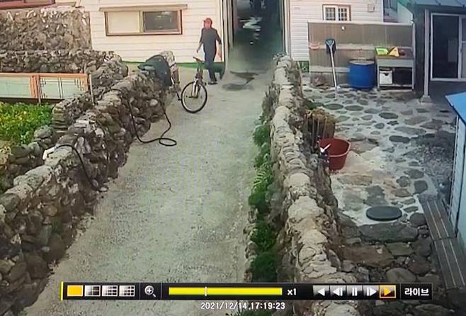 제주 서귀포시 서남서쪽 41km 해역에서 규모 4.9의 지진이 발생한 14일 오후 서귀포시 대정읍 가파도의 한 식당에서 주방에 있던 주민이 흔들림이 감지되자 황급히 뛰어나오고 있다. CCTV 화면 아래에는 오후 5시 19분 23초라고 적혀 있다. 가파도는 이번 지진의 발생위치에서 가장 가까운 섬이다. 연합뉴스 제공.