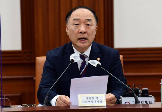 홍남기 부총리 겸 기획재정부 장관이 13일 서울 종로구 정부서울청사에서 열린 제226차 대외경제장관회의에 참석해 발언하고 있다. 홍 부총리는 서울 아파트 가격이 '하락 진입 직전 수준'이라고 주장한다. 뉴시스