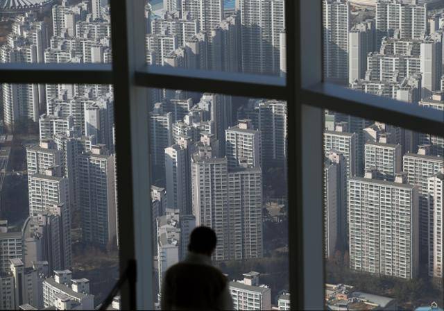 정부의 다주택자 규제가 오히려 똘똘한 한 채에 대한 수요를 키워 서울 강남권 아파트 가격을 더 띄우는 결과로 이어지고 있다는 지적이 나온다. 14일 서울 송파구 롯데월드타워 서울스카이에서 내려다본 아파트 단지의 모습. 뉴시스