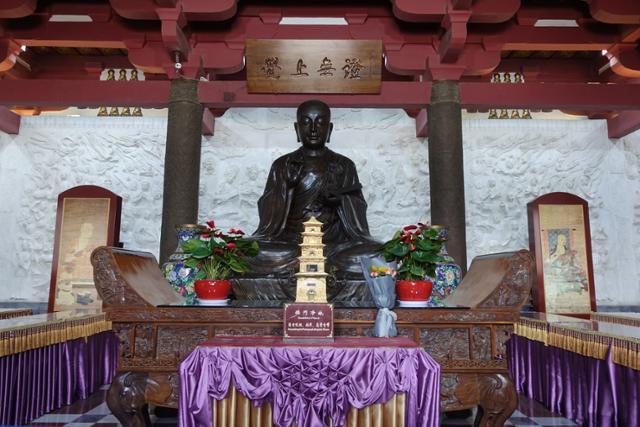 중국 시안 자은사의 현장 기념관. 삼장법사 현장상과 앞쪽의 탑에는 사리가 모셔져 있다. ⓒ여실화(서애자)