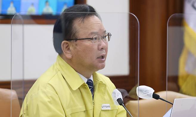 김부겸 국무총리가 15일 정부서울청사에서 열린 코로나19 대응 중앙재난안전대책본부 회의를 주재하고 있다. 연합뉴스