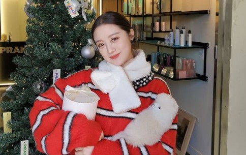 Hyeolim, from the group Wonder Girls, celebrated Christmas to come.On the 14th, Hyeolim posted a picture on his instagram with the phrase Christmas soon.Hyeolim in the photo took a picture in front of the Christmas tree. She was happy to smile with dolls and gifts in her arms.He also showed off his cute charm by digesting red striped knits. His small face and distinctive features were outstanding.Meanwhile, Hyeolim married Shin Min-chul, a Taekwondo player and extreme Taekwondo team Mirme representative in July last year, and recently got pregnant with Confessions.