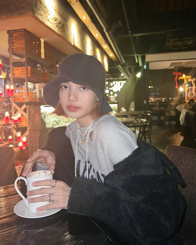 On the afternoon of the 15th, Lisa posted two photos on her instagram without any explanation.Lisa in the public photo is staring at the camera with a dark gray bucket hat on a black fur coat in a cafe.Then his smile wide at the camera makes fans excited.Meanwhile, Lisa, who debuted to BLACKPINK in 2016, released her first solo album LALISA in October and started solo activities.Last month, he was confirmed to have been confirmed COVID-19, but he was cured on the last four days.Photo: Lisa Instagram