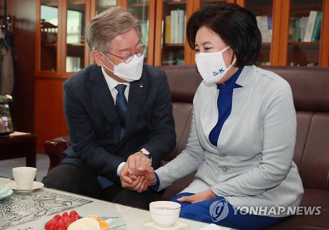 국회에서 만난 이재명-박영선 (서울=연합뉴스) 이재명 더불어민주당 대통령 후보와 박영선 전 중소기업부 장관이 지난 3월 국회 의원회관에서 만나 환담하고 있다. 2021.12.15 [연합뉴스 자료사진] photo@yna.co.kr