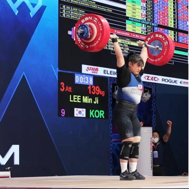 용상 3차 시기 139㎏을 든 이민지 (서울=연합뉴스) 이민지가 14일(현지시간) 우즈베키스탄 타슈켄트에서 열린 2021 세계역도선수권대회 여자 76㎏급 경기 용상 3차 시기에서 139㎏에 성공하고 있다. 이날 이민지는 용상과 합계(243㎏)에서 우승했다. [국제역도연맹 인스타그램 캡처. 재판매 및 DB금지]