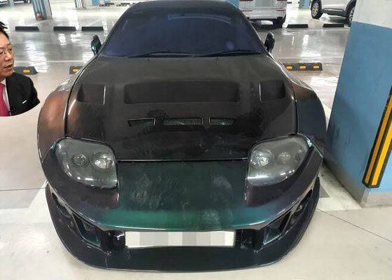 아이들 발길질에 훼손된 희귀 차량의 모습 (사진=유튜브 한문철TV 캡처)