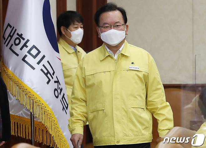 김부겸 국무총리가 16일 오전 서울 종로구 정부서울청사에서 열린 신종 코로나바이러스 감염증(코로나19) 중앙재난안전대책본부회의(중대본)에 참석하고 있다.김 총리는 "사적모임 허용인원을 4인까지로 축소하고 전국에 걸쳐 동일하게 적용한다＂면서 ＂식당·카페의 경우, 접종완료자로만 4인까지 이용이 가능하며, 미접종자는 혼자서 이용하거나 포장·배달만 허용된다＂고 밝혔다. 2021.12.16/뉴스1 © News1 송원영 기자