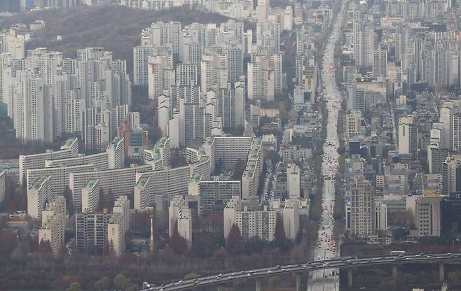 사진은 서울 송파구 롯데월드타워 서울스카이에서 바라본  강남구 대치동 일대 모습. /연합뉴스