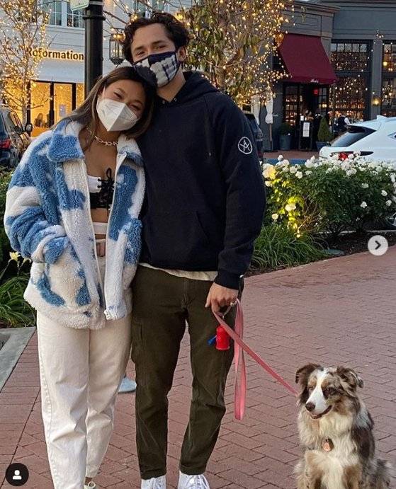 클로이 김과 남자친구, 그리고 둘이 함께 키우는 반려견 리즈. [Chloe Kim Instagram]