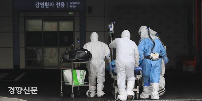 위중증 989명 코로나19 치료 전담병원인 서울 중랑구 서울의료원에서 16일 중증 환자를 태운 이동식 침대가 감염환자 전용통로로 들어가고 있다. 중앙방역대책본부는 16일 0시 기준 입원 중인 위중증 환자 수가 989명으로 역대 최다라고 밝혔다. 우철훈 선임기자