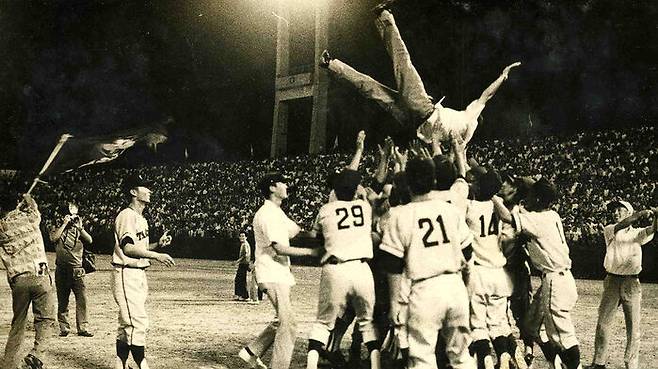 1973년 봉황대기 고교야구대회에서 우승한 뒤 헹가래를 받는 강태정 전 감독