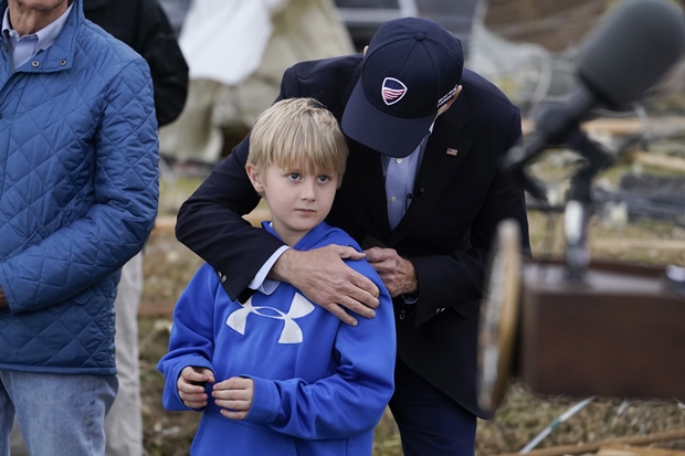 조 바이든 미국 대통령이 15일(현지시간) 켄터키주 도슨 스프링스시에서 토네이도로 집을 잃은 7살 소년을 다독이고 있다./AP연합뉴스