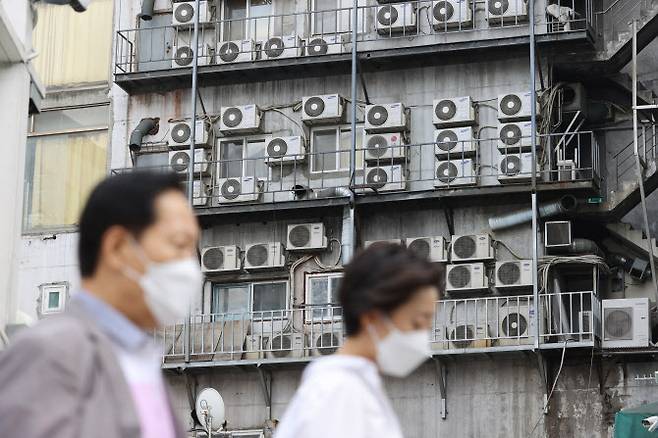서울 중구 한 건물에 에어컨 실외기가 빼곡히 설치돼 있는 모습. (사진=연합뉴스)