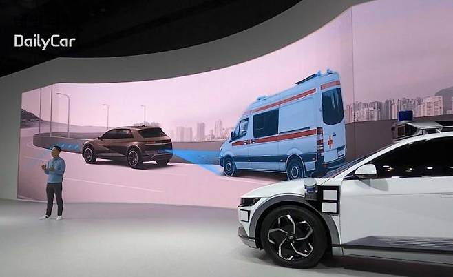 장웅준 현대차 전무는 앞으로 후방 구급차 주행 인식 때 자율주행차가 스스로 양보할 수 있는 기술을 개발하겠다고 2021 서울모빌리티쇼에서 전했다.