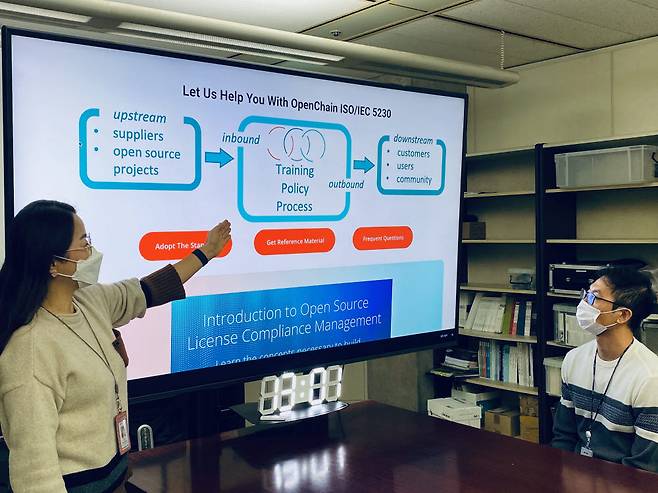 ETRI 연구진들이 오픈소스 관련 국제표준 인증과 관련, 내용을 설명하고 있다.
