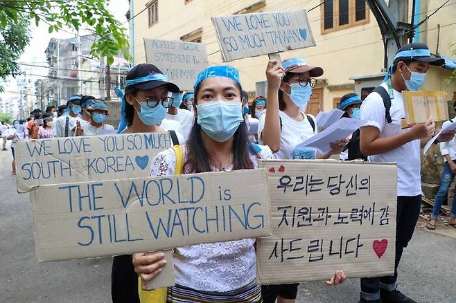 올해 4월 미얀마에서 열린 민주화시위에서 한 참가자가 한국말로 감사의 인사를 전하는 손팻말을 들고 있다. 5·18기념재단 제공