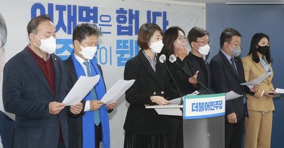 국회 보건복지위원회 소속 고민정 더불어민주당 의원(왼쪽 세번째)이 17일 오전 서울 여의도 더불어민주당 중앙당사에서 윤석열 국민의힘 대선 후보의 배우자 김건희 씨의 건보료 관련 기자회견에서 발언하고 있다. 뉴스1