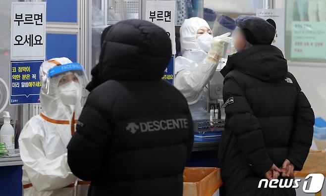 지난 13일 오전 서울 송파구보건소에 마련된 코로나19 선별진료소에서 시민들이 검체 검사를 받고있다 /사진=뉴스1