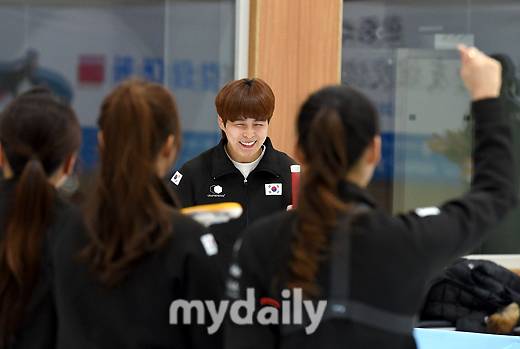 유도의 당당함 대신 수줍은 입장