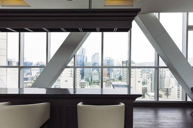 서초구 서초동 서초푸르지오써밋최상층부에 자리잡은 스카이브리지 내부 모습. 음료를 마실 수 있는 라운지와 피트니스 시설이 조성돼있다. [대우건설 제공]