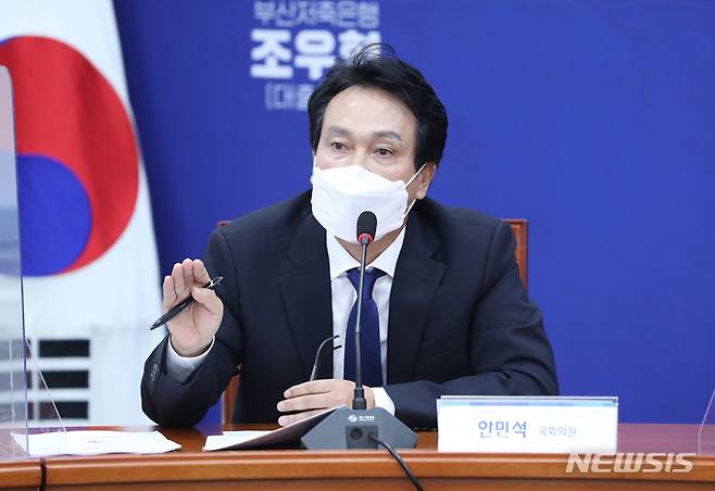 [서울=뉴시스] 최동준 기자 =지난 10월19일 서울 여의도 국회에서 열린 더불어민주당 '화천대유 토건비리 진상규명' 태스크포스(TF) 2차 회의에서 안민석 의원이 발언하고 있다. (공동취재사진) 2021.10.19. photo@newsis.com