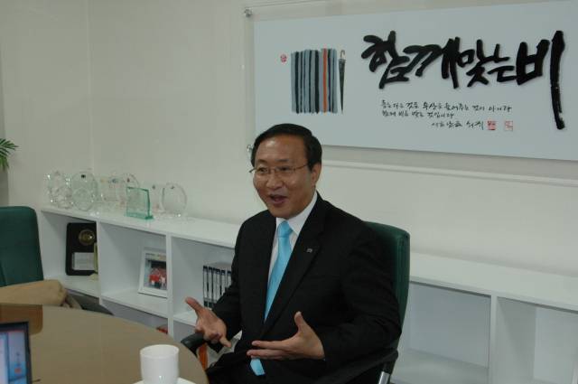 ▲17대 국회의원 시절 <딴지일보>와의 인터뷰(2007.4.20.)와 의원실의 '함께맞는 비' ⓒ노회찬재단