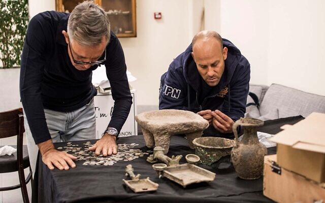 이스라엘에서 교통법규를 위반했다가 적발된 차량의 트렁크에서 2000년 전 고대 유물이 발견돼 당국이 수사에 나섰다.