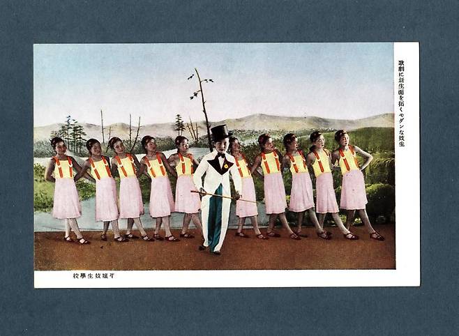 왕수복이 다닌 평양기생학교의 모던 댄스 수업 광경. 평양기생학교를 소개하는 엽서세트 8장중 하나다./신동규 동아대교수, 한국학중앙연구원 한국학진흥사업성과포털