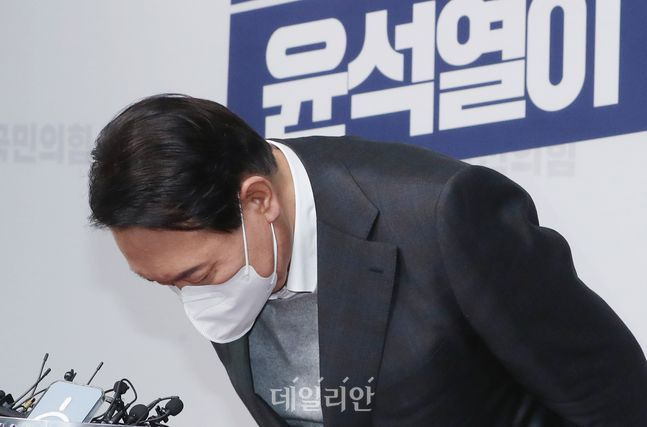 국민의힘 윤석열 대선 후보가 17일 서울 여의도 당사에서 배우자 김건희씨를 둘러싼 각종 논란과 관련해 “국민 여러분께 심려를 끼쳐서 죄송하다”고 사과한 뒤 고개숙여 인사하고 있다.(공동취재사진) ⓒ데일리안 박항구 기자