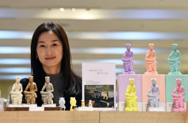 김미경 국립박물관문화재단 문화상품팀장이 지난 10일 오후 서울 용산구 국립중앙박물관 뮤지엄 숍에 진열된 반가사유상 미니어처 앞에서 포즈를 취하고 있다. 홍인기 기자