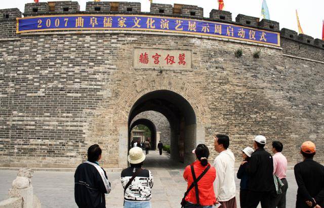 취푸 공묘 남문에 '만인궁장'이라고 쓰여 있다. Ⓒ최종명