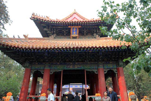 공묘 대성문과 대성전 사이 행단. Ⓒ최종명