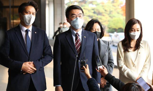 더불어민주당 김남국 의원 및 선대위 관계자들이 지난달 19일 국민의힘 윤석열 대선 후보의 부인 김건희씨의 도이치 모터스 주가 조작 가담 의혹과 관련, 서울 서초구 서울중앙지검에 항의 방문해 취재진에게 방문 취지를 설명하고 있다. 연합뉴스