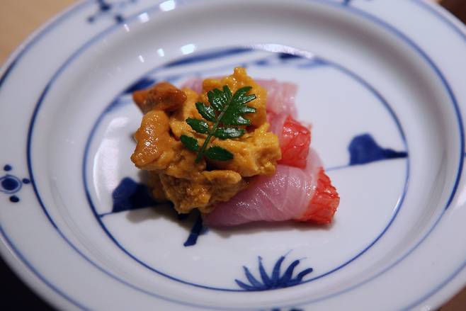 성게알 요리. 약을 치지 않은 자연산 성게알이다.