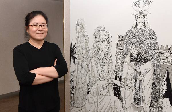 신일숙 작가가 경기도 고양시 일산 자택에서 자신의 대표작 ‘아르미안의 네 딸들’ 일러스트를 배경으로 포즈를 취했다. “작가 생활을 오래 하다 보면 평범한 작품에는 스스로가 만족을 못 해요. 얼마 전 끝낸 ‘카야’는 제 모든 것을 보여드리려고 한 작품이에요. 독자들도 어지간한 소설보다 만족도가 높으실 거라고 생각해요.” 인터뷰 내내 그에게서 작품에 대한 자신감과 자부심이 고스란히 전해졌다. 고양=권현구 기자