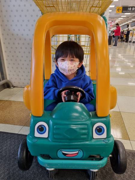 뛰뛰빵빵, 장난감 자동차에 올라 웃는 은찬이./사진=독자님 제공.