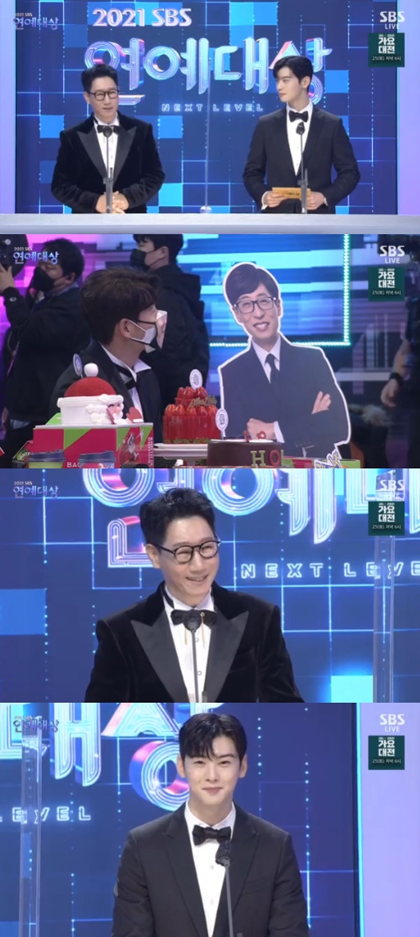 SBS Entertainment Grand prize Ji Suk-jin recently reported on the recent status of Yoo Jae-Suk, which was confirmed as Corona 19.2021 SBS Entertainment Grand Prize (hereinafter referred to as SBS Entertainment Grand Prize) was broadcast live on SBS on the 18th.MC starred model Han Hye-jin, singer Lee Seung-gi and comedian Jang Do-yeon.Ji Suk-jin and Jung Eun-woo appeared as the new awards winners on the day; Ji Suk-jin mentioned Yoo Jae-Suk, who did not attend the awards ceremony due to the confirmation of Corona 19.Every year, Yoo Jae-Suk won the (New Artist Award) and unfortunately this year, I was not here because I was inevitably here, he said. I was really sorry for myself.I sincerely hope you will be well soon, he added.I received an award from Yoo Jae-Suk last year, but this time I had an issue, said Jung Eun-woo. I want to see you again in a healthy way.Ji Suk-jin, who heard this, explained, Yoo Jae-Suks symptoms are mild, so I will probably see you soon.On the other hand, Lee Seung-yeop, Baek Jong-wons alley restaurant, Ugly Woori, Jungles Law, Dongsangmong 2, Stranger, Lee Hyun Lee was called as a new award winner.