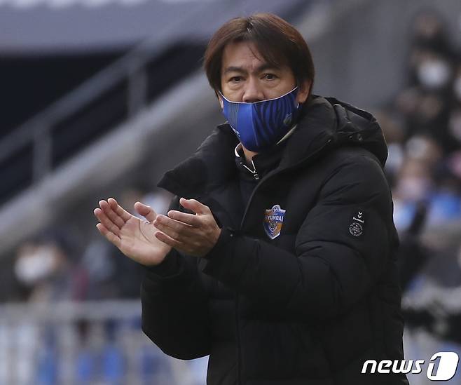 5일 오후 울산 문수축구경기장에서 열린 프로축구 '하나원큐 K리그1 2021' 38라운드 최종전 울산현대와 대구FC의 경기에서 울산 홍명보 감독이 박수를 치고 있다. 2021.12.5/뉴스1 © News1 윤일지 기자