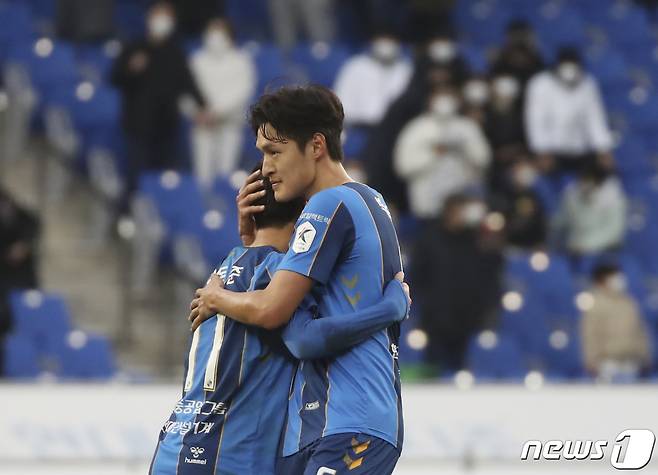 5일 오후 울산 문수축구경기장에서 열린 프로축구 '하나원큐 K리그1 2021' 38라운드 최종전 울산현대와 대구FC의 경기에서 울산이 2대 0으로 승리했다. 경기를 마친 울산 선수들이 리그 2위에 그치자 아쉬워하고 있다. 2021.12.5/뉴스1 © News1 윤일지 기자