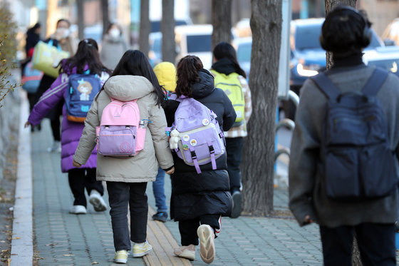 지난 13일 서울 한 초등학교에서 학생들이 등교를 하고 있다. 뉴스1