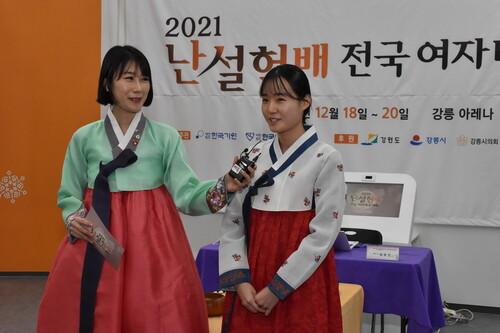 조승아 4단(오른쪽)이 난설헌배 여자바둑대회 우승 뒤 인터뷰하고 있다. 한국기원 제공
