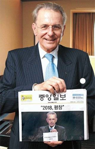 자크 로게 IOC 위원장이 2011년 평창 겨울올림픽 유치 직후인 7월 초, 중앙일보와 단독 인터뷰를 하던 때. 유치 관련 중앙일보 1면을 선물하자 그는 활짝 웃으며 사진과 같은 포즈를 취해주었습니다. IOC 관계자는 ″이렇게 미소 짓는 모습은 보기 힘들다″고 귀띔했었다. 영면하시길. [중앙포토]
