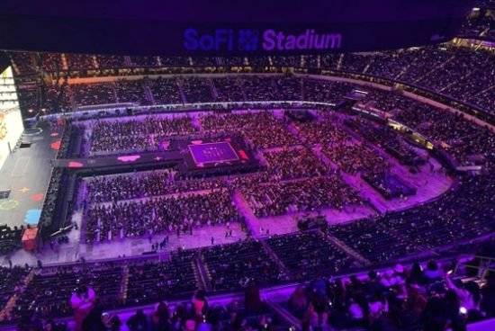 보라색으로 물든 BTS의 공연장, LA 소파이 스타디. [연합뉴스]