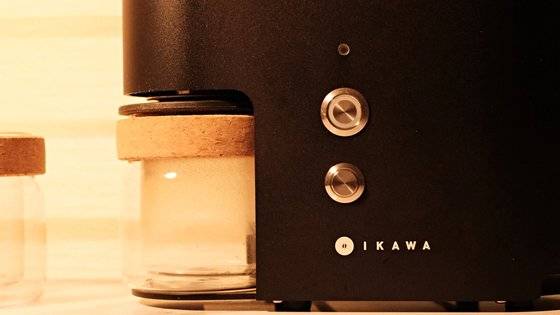 외부도 심플해 집안 어디에 두어도 멋스럽다. 투명한 병에 로스팅된 원두가 떨어진다. [사진 윤셕준]